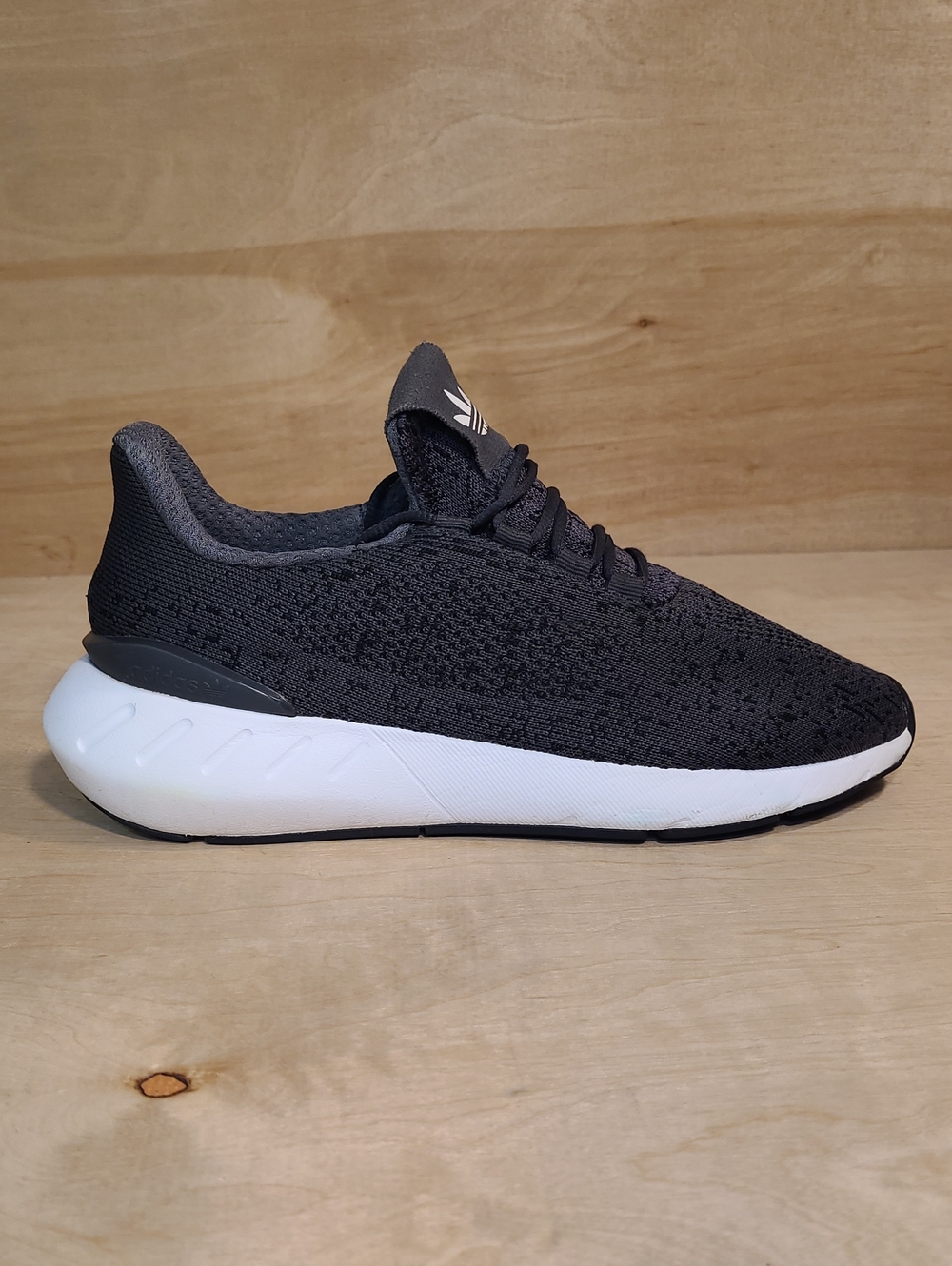 Adidas Swift Run 22 Decon in a black/grey colorway Size 4.5Y/6 Womens